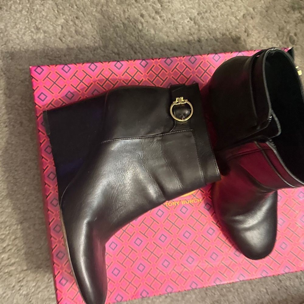 Tory Burch sore wedge hottie with box